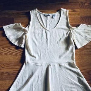 Cold shoulder cut out Isaac Mizrahi cream blouse size xsmall